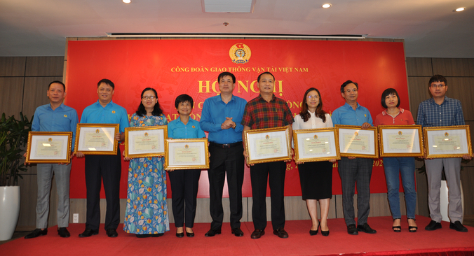 Ban Chấp hành Công đoàn GTVT Việt Nam trao tặng bằng khen cho các tập thể đã có thành tích xuất sắc, tiêu biểu trong phong trào thi đua Cán bộ, công chức, viên chức thi đua thực hiện văn hóa công sở.