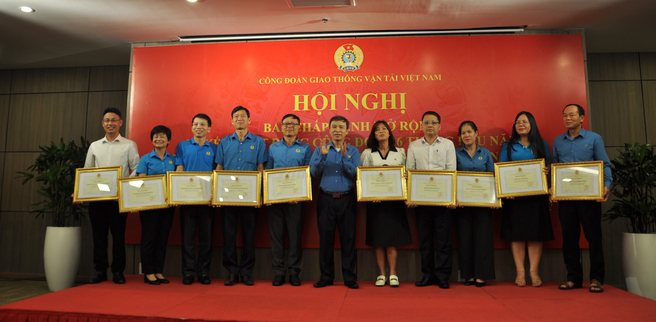 Ông Lê Ngọc Minh  trao tặng bằng khen của Ban Chấp hành Công đoàn GTVT Việt Nam cho các tập thể đã có thành tích xuất sắc, tiêu biểu trong phong trào thi đua Cán bộ, công chức, viên chức thi đua thực hiện văn hóa công sở.