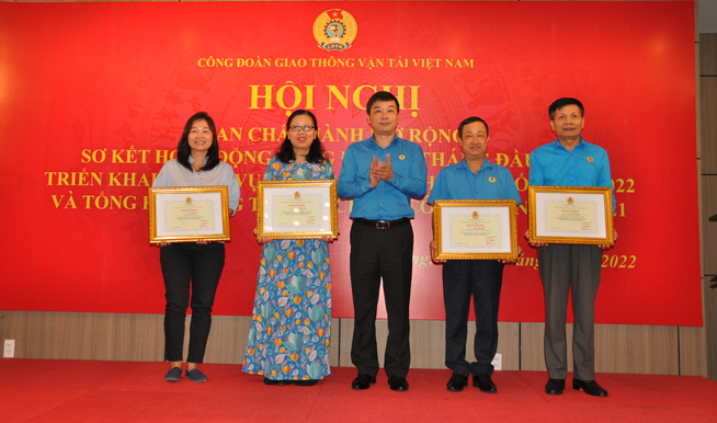 Ông Quách Xuân Vinh, Phó Chủ tịch Công đoàn GTVT Việt Nam trao bằng khen của Ban Chấp hành Công đoàn GTVT Việt Nam cho tập thể có thành tích xuất sắc trong công tác quản lý tài chính, tài sản công đoàn năm 2021.