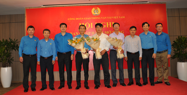 Ban Chấp hành Công đoàn GTVT Việt Nam tặng hoa ghi nhận sự đóng góp của nguyên lãnh đạo, ủy viên BCH Công đoàn GTVT Việt Nam.