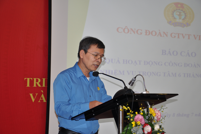 Ông Lê Ngọc Minh, Phó Chủ tịch Công đoàn GTVT Việt Nam báo cáo kết quả hoạt động công đoàn 6 tháng đầu năm và triển khai nhiệm vụ trọng tâm 6 tháng cuối năm 2022.