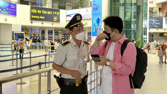 Nhân viên an ninh hàng không Nội Bài sẵn sàng hỗ trợ chỉ dẫn hành khách 