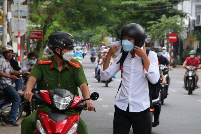 Vừa đảm bảo ANTT, lực lượng công an Đà Nẵng vừa hỗ trợ thí sinh tham dự kỳ thi.