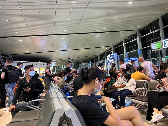 Hành khách chuẩn bị ra máy bay tại sân bay Cát Bi