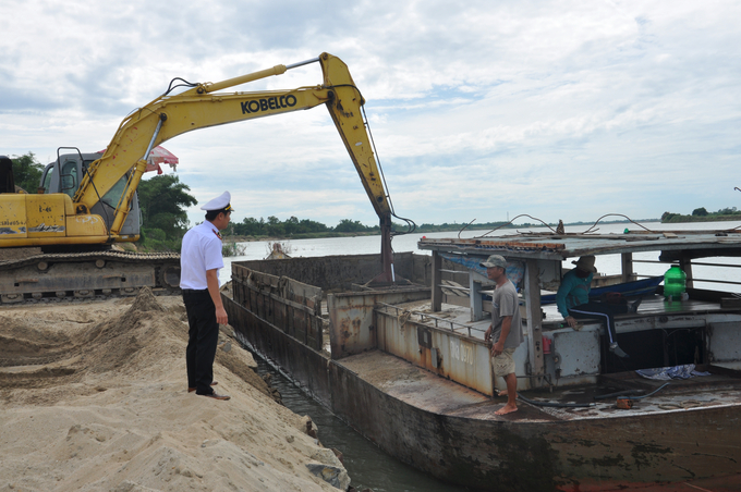 Lực lượng Thanh tra Sở GTVT Quảng Nam kiểm tra hoạt động vận chuyển cát sỏi tại bến thủy nội địa Trương Đức Long (xã Điện Phước, TX.Điện Bàn, tỉnh Quảng Nam) vào sáng 9/7/2022.