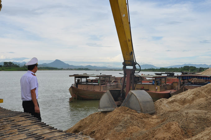 Công tác quản lý, giám sát hoạt động các bến thủy nội địa, bãi tập kết cát sỏi dọc sông Thu Bồn được siết chặt.