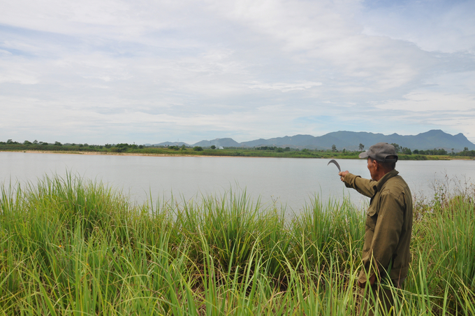 Ông Trần Phước Kiện phản ánh với PV về bãi cát bồi lắng xuất hiện trên sông Thu Bồn.