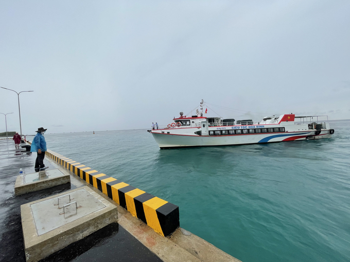 Tàu siêu tốc Hòa Bình cập cảng Bến Đình trong sáng 10/7 an toàn, thuận lợi.