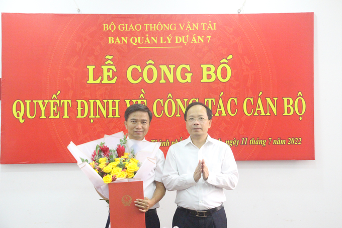 Thứ trưởng Nguyễn Duy Lâm tặng hoa chúc mừng ông Trần Đình Tuyên