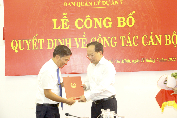 Thứ trưởng Bộ GTVT Nguyễn Duy Lâm trao quyết định bổ nhiệm Phó Giám đốc Ban QLDA7 cho ông Trần Đình Tuyên