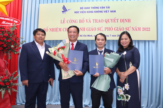 Cũng trong ngày 12/7, Giám đốc Học viện Hàng không Việt Nam đã trao Quyết định bổ nhiệm chức danh giáo sư đối với thầy Hà Nam Khánh Giao và chức danh phó giáo sư đối với thầy Lê Tuấn Phương Nam.