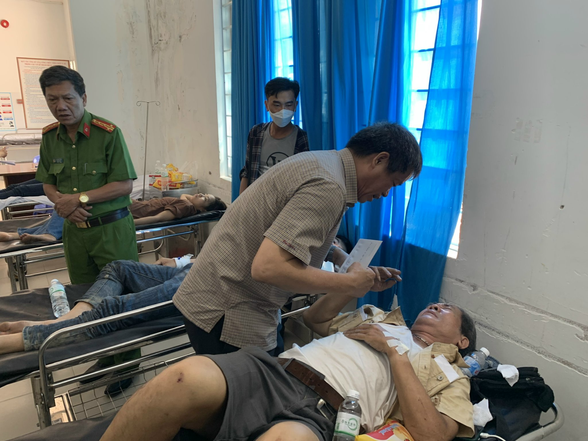Lãnh đạo tỉnh Khánh Hòa vào bệnh viện thăm hỏi các nạn nhân bị thương