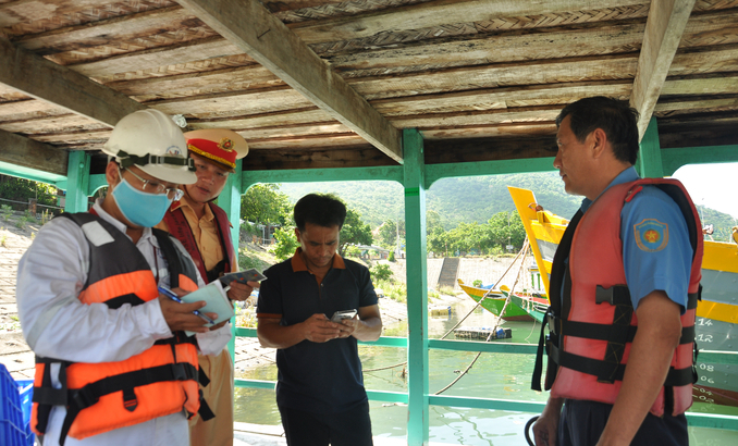 Tổ kiểm tra liên ngành tỉnh Quảng Nam kiểm tra tàu thuyền chở khách hoạt động trên vùng biển xã đảo Tân Hiệp.