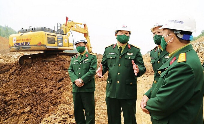 Đại tá Nguyễn Hữu Ngọc - Tư lệnh Binh đoàn 12 (thứ hai từ trái sang) chỉ đạo thi công tại công trường cao tốc Bắc - Nam