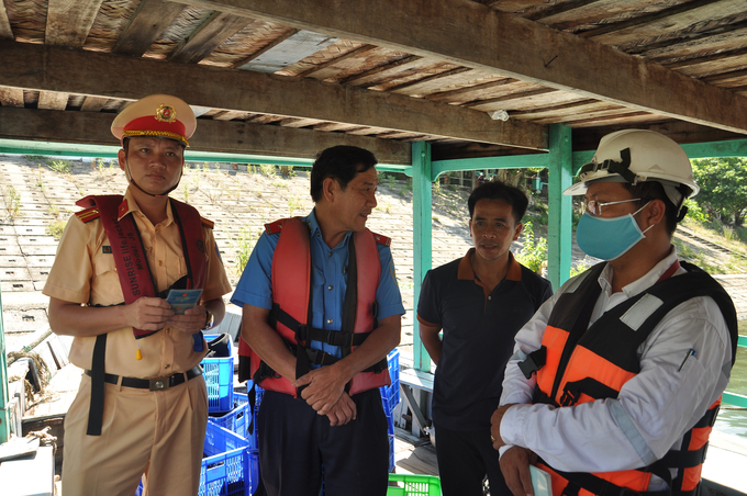 Tổ kiểm tra liên ngành kiểm tra làm việc với ông Trần Ngọc Vũ - chủ phương tiện không đảm bảo điều kiện hoạt động trên vùng biển ven đảo Cù Lao Chàm.