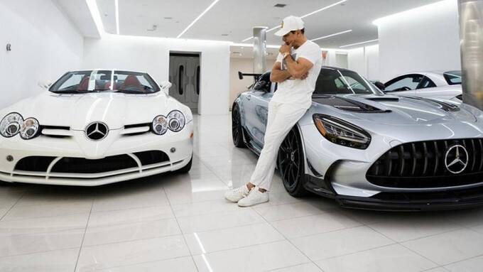 Manny Khoshbin là một trong những tay cuồng siêu xe Mercedes-Benz SLR McLaren nhất thế giới khi đã sở hữu tới hơn 10 chiếc