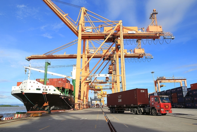 Vận chuyển container từ tàu Contship Pep của hãng tàu Zim xuống cảng Hải Phòng