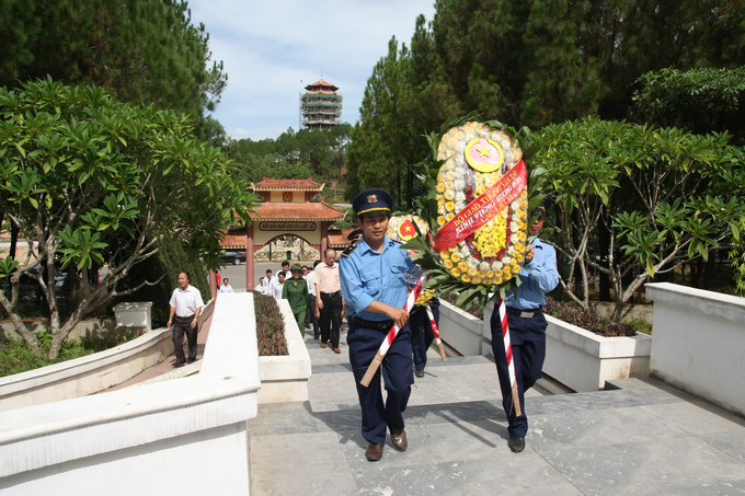 Đoàn cán bộ Bộ GTVT viếng Nghĩa trang liệt sỹ Thọ Lộc - Quảng Bình, nơi yên nghỉ của 164 liệt sỹ ngành GTVT