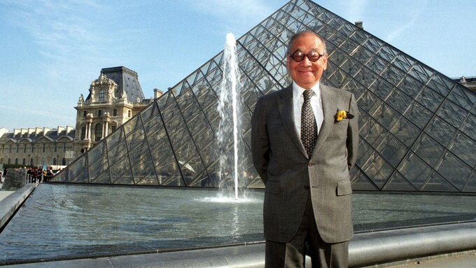 IM Pei bên kim tự tháp kính trên sân bảo tàng Louvre