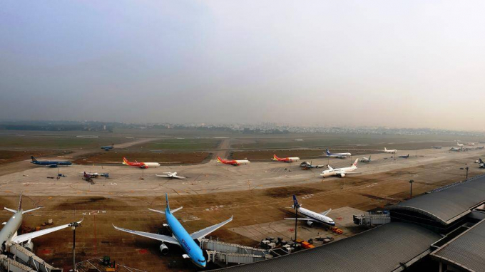 Máy bay xếp hàng chờ cất cánh tại sân bay quốc tế Tân Sơn Nhất