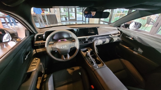 Toyota Crown 2023 có thiết kế nội thất khá ấn tượng.
