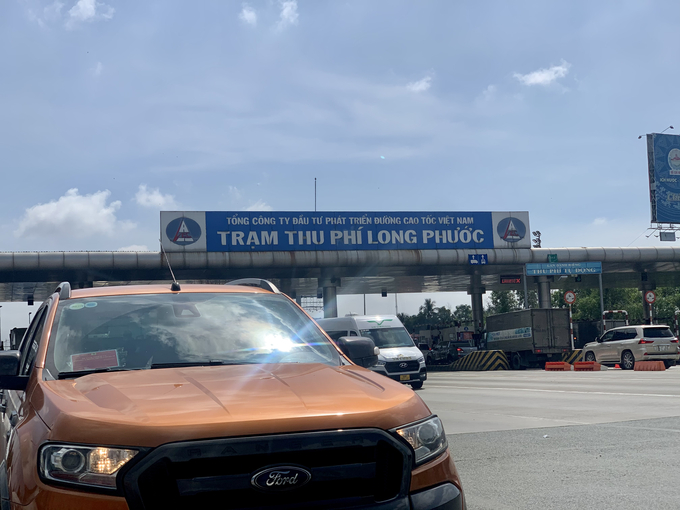 Phía đầu trạm thu phí Long Phước sẽ có khu vực dán thẻ cho các phươbg tiện 