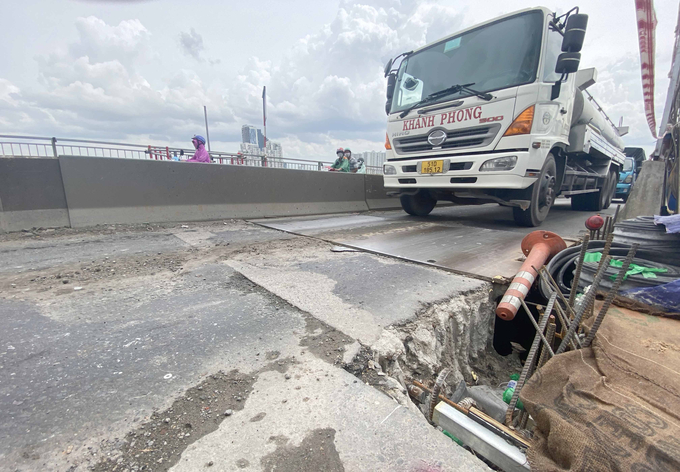 Từ ngày 2/7 lực lượng chức năng đã tiến hành đóng một làn đường trên cầu Phú Mỹ để thi công sửa chữa khe co giãn.