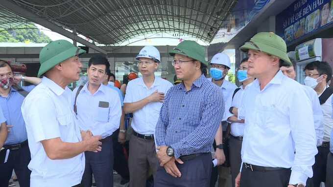 Ông Khuất Việt Hùng, Phó Chủ tịch chuyên trách Uỷ ban ATGT quốc gia kiểm tra công tác đảm bảo an toàn tại cảng Cái Rồng (huyện Vân Đồn, tỉnh Quảng Ninh).