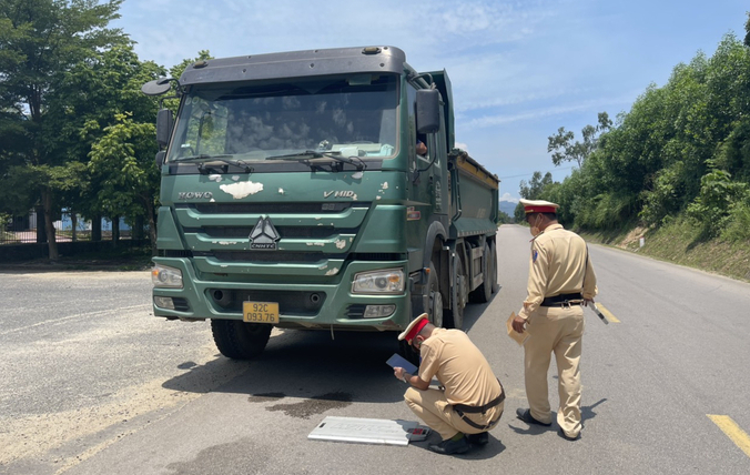 Lực lượng CSGT Đội 2, phòng CSGT đường bộ-đường sắt, Công an tỉnh Quảng Nam sử dụng cân tải trọng xách tay kiểm soát tải trọng xe trên tuyến QL14B.