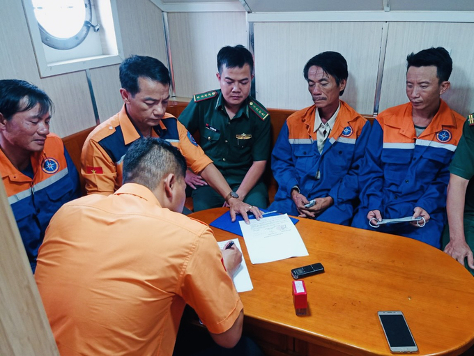 Trung tâm Phối hợp tìm kiếm, cứu nạn hàng hải VN làm thủ tục tiếp nhận, bàn giao 4 thuyền viên vừa được cứu kịp thời