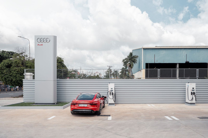 Khu ngoài trời cung cấp một trạm sạc nhanh ABB Terra 184 với dòng điện DC 180 kW cho phép hai ô tô sạc cùng lúc, mỗi ô tô điện như Audi E-Tron GT có thể sạc đầy trong tối đa 20 – 30 phút.

