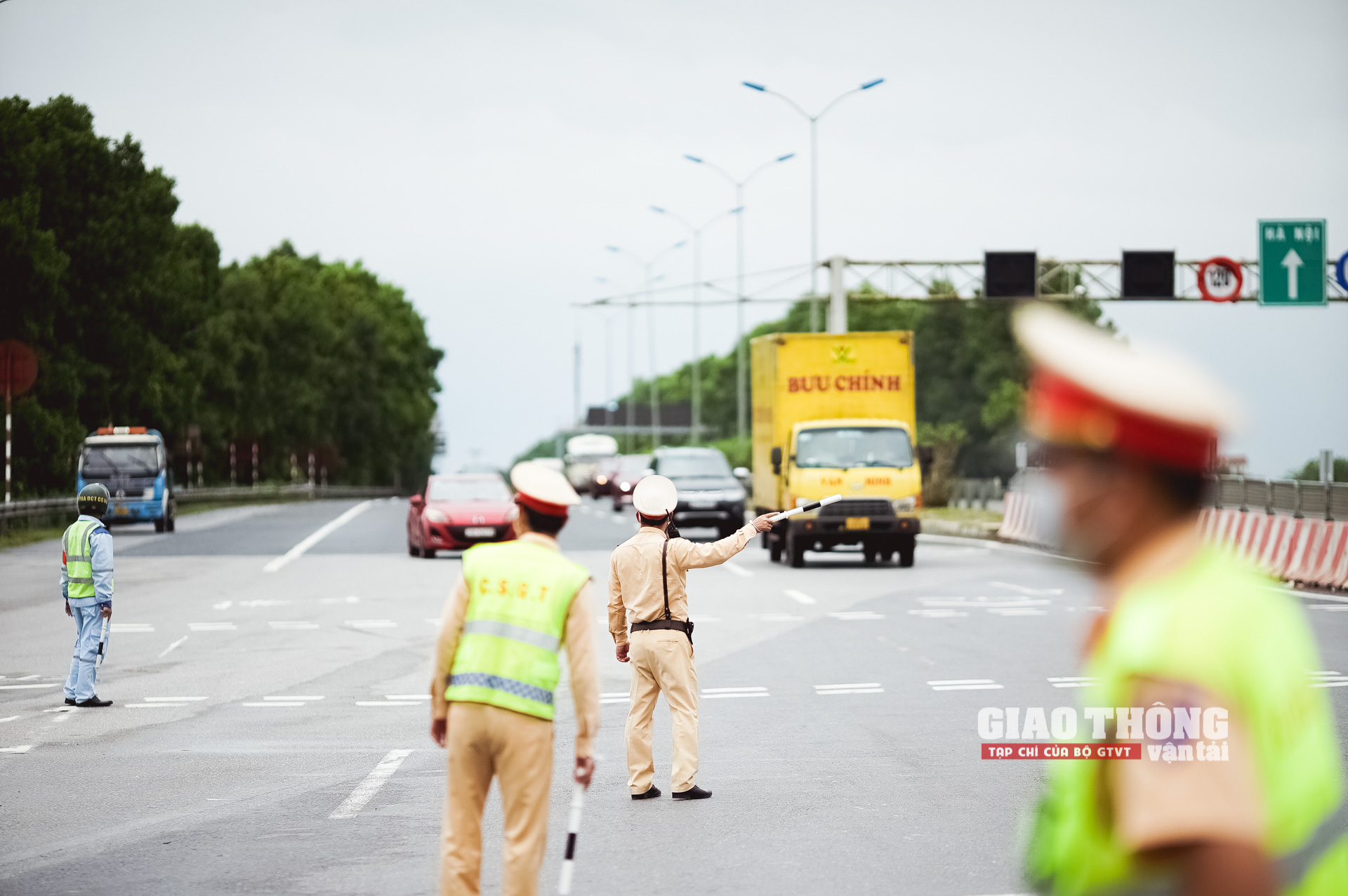 Lực lượng CSGT điều tiết giao thông, hướng dẫn phương tiện lưu thông qua Trạm thu phí Cao Bồ
