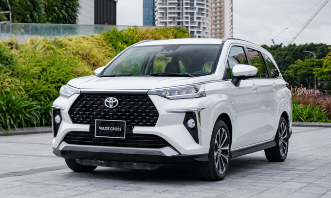 Từ ngày 1/8 tới Toyota Veloz Cross tăng giá 10 triệu đồng, đưa giá bán của mẫu MPV này lên mức 658 - 706 triệu đồng tùy phiên bản. Tuy nhiên nguyên nhân tăng giá chưa được hãng được công bố.