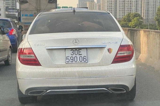 Chiếc Mercedes-Benz C250 cố tình dán thêm nét ngang biến chữ F thành chữ E để tránh phạt nguội