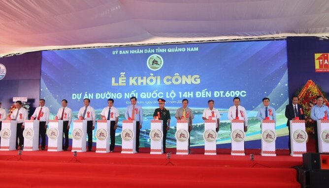 Ông Phan Việt Cường, Bí thư Tỉnh ủy Quảng Nam, cùng lãnh đạo UBND tỉnh Quảng Nam, đại diện lãnh đạo sở, ban, ngành và chính quyền địa phương 2 huyện Duy Xuyên, Đại Lộc ấn nút khởi công xây dựng công trình dự án.