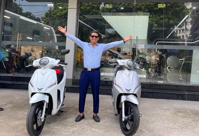 Anh Đức Tuấn - Hà Nội, mua luôn hai chiếc xe máy điện VinFast khi xăng tăng giá cao.