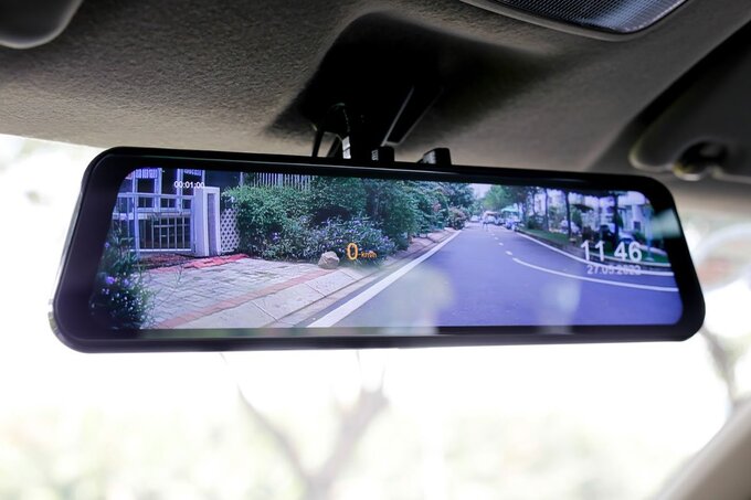 Phục vụ riêng cho người lái là bộ gương chiếu hậu điện tử, hiển thị hình ảnh phía sau xe trực quan và rõ nét. 