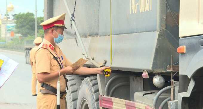 Cán bộ Đội CSGT số 1 (Phòng CSGT đường bộ đường sắt, Công an tỉnh Quảng Ninh) kiểm tra kích thước thành thùng xe.