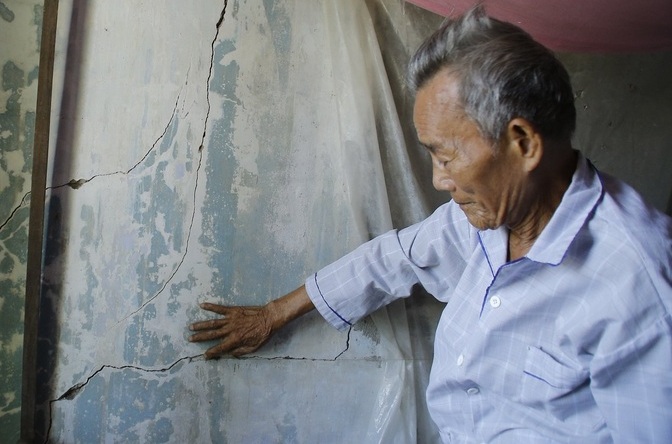 Một số vết tường nứt ở nhà dân tại thôn Sâm Linh Tây.