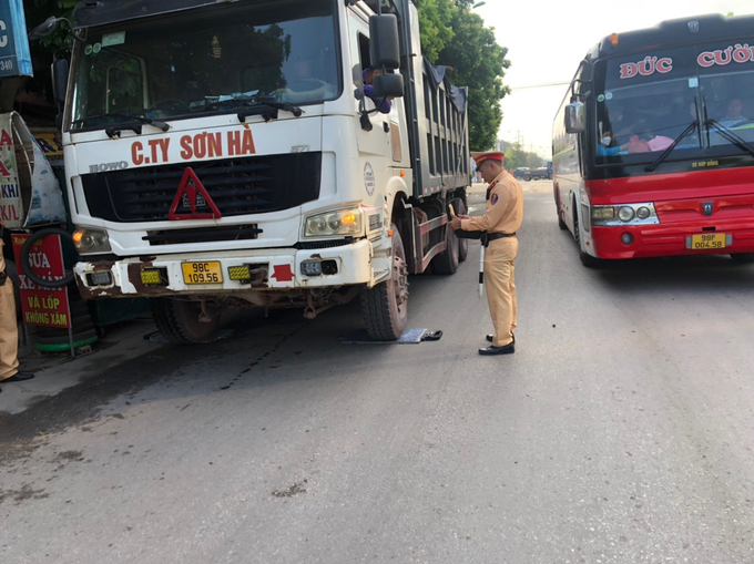 CSGT công an tỉnh Bắc Giang kiên quyết xử lý xe quá khổ, quá tải. 