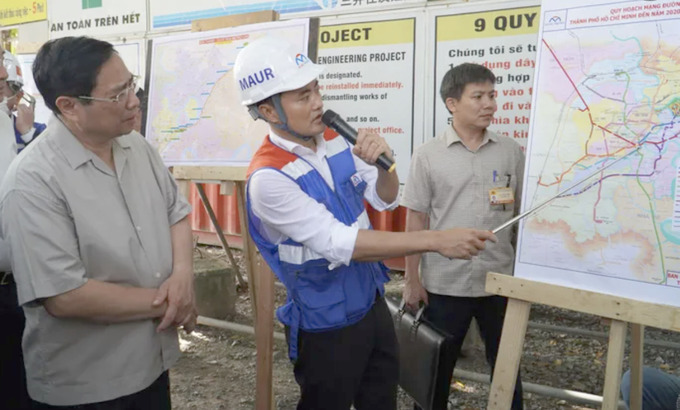 Ông Bùi Xuân Cường (đội mũ), Trưởng Ban Quản lý đường sắt đô thị TP.HCM báo cáo tiến độ dự án với Thủ tướng.
