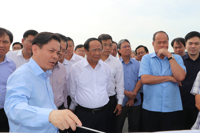 Bộ trưởng Bộ GTVT Nguyễn Văn Thể báo cáo với Phó Thủ tướng Lê Văn Thành về việc triển khai dự án tại tỉnh An Giang