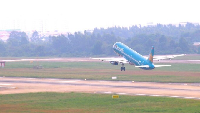 Một máy bay của Vietnam Airlines cất cánh tại cảng hàng không quốc tế Đà Nẵng (ảnh minh họa)
