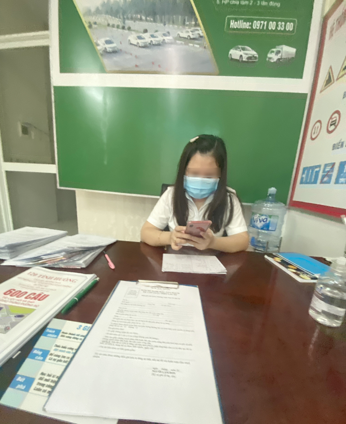 Nữ nhân viên tư vấn ở Phòng ghi danh nhận là của Trung tâm Lái xe An Ninh ở địa chỉ số 29 đường 41, phường Tân Phong, Quận 7, TP.HCM nhận đăng ký thu tiền học bằng lái xe ô tô.