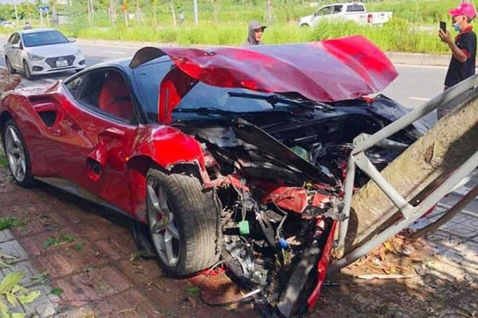 Vụ tai nạn siêu xe Ferrari 488 GTB tông gốc cây vào sáng ngày 21/7/2022 tại đường Nguyễn Văn Linh, phường Phúc Đồng, Long Biên, Hà Nội. 