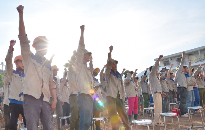 Tinh thần quyết tâm của toàn thể công nhân viên đang trực tiếp tham gia thi công
 tại công trình trường THPT Kỳ Sơn.