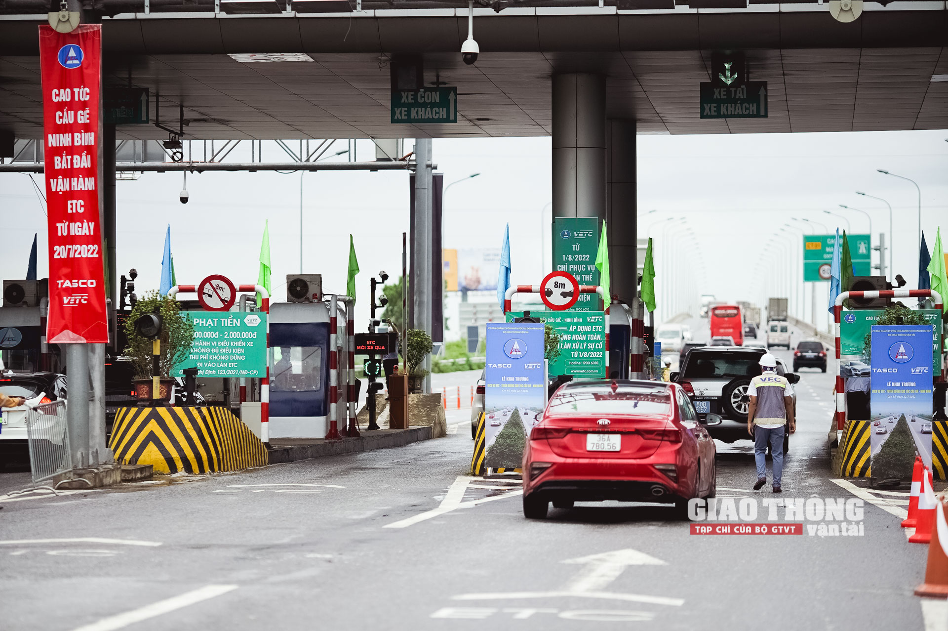 Ảnh minh họa: Xe lưu thông trên làn ETC qua trạm thu phí Cao Bồ, cao tốc Cầu Giẽ - Ninh Bình