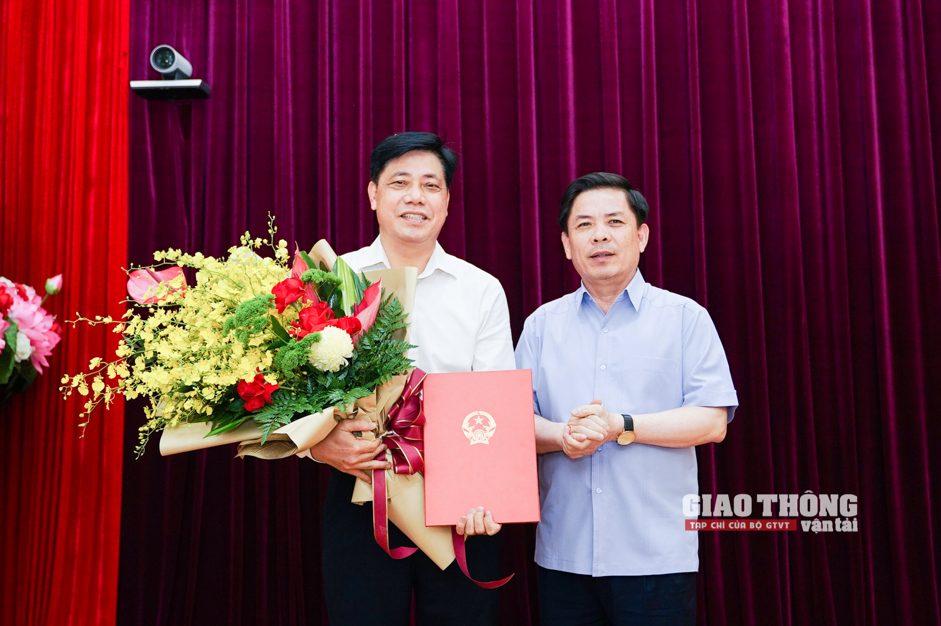 Thừa ủy quyền của Thủ tướng Chính phủ, Bộ trưởng Bộ GTVT Nguyễn Văn Thể đã trao quyết định nghỉ hưu cho Thứ trưởng Nguyễn Ngọc Đông.