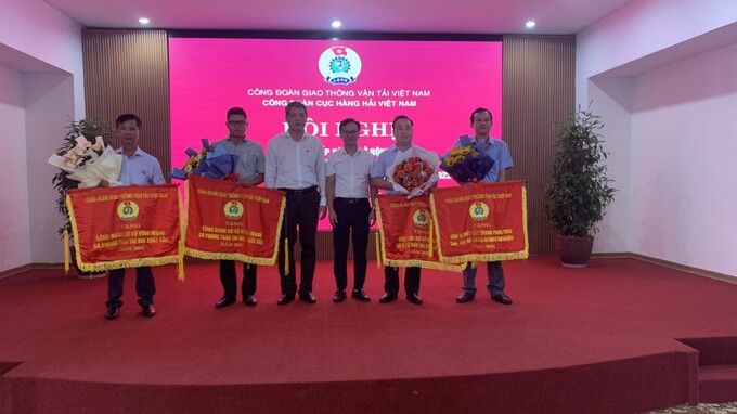 Q. Cục trưởng Cục Hàng hải VN Nguyễn Đình Việt biểu dương và chúc mừng các đơn vị có thành tích xuất sắc trong các phong trào thi đua, chăm lo đời sống người lao động