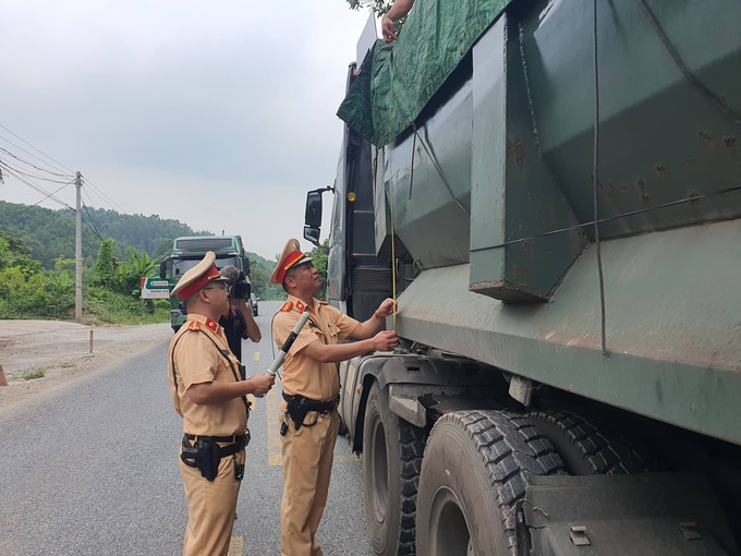 CSGT Tuyên Quang kiểm tra kích thước thành thùng xe tải trên QL37